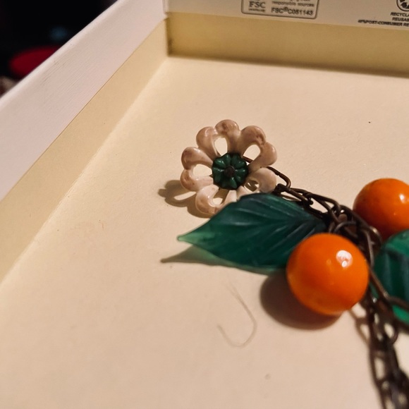 Vintage brass? Leaf and flower necklace. Stunning and simple. - Picture 8 of 8